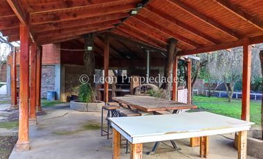 Leon Propiedades vende gran parcela con casa en Fundo Monterrey, Curacaví.