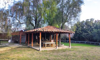 Leon Propiedades vende gran parcela con casa en Fundo Monterrey, Curacaví.