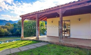 Leon Propiedades vende gran parcela con casa en Fundo Monterrey, Curacaví.