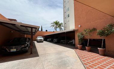 RR_ 1110. Edificio en Venta en Loma Verde de 5 niveles y 10 cocheras. A media calle de Cordillera de los Alpes.