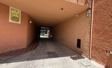 RR_ 1110. Edificio en Venta en Loma Verde de 5 niveles y 10 cocheras. A media calle de Cordillera de los Alpes.