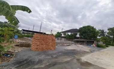 Land for sale, San Kamphaeng. Near Louis intersection Next to the road on two sides, 188 sq m./18,000 baht.