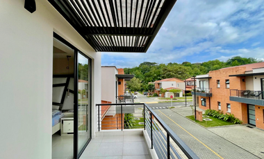Extraordinaria casa remodelada en Mukava del Valle con Jacuzzi. Cerritos. Pereira - Colombia.