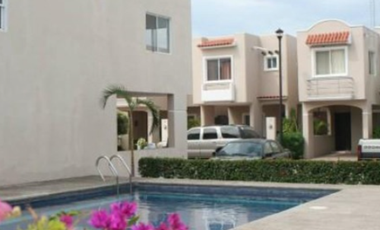 HERMOSA CASA EN FRACCIONAMIENTO MUY CERCA DEL AEROPUERTO, CENTROS COMERCIALES, Y VÍAS DE COMUNICACIÓN