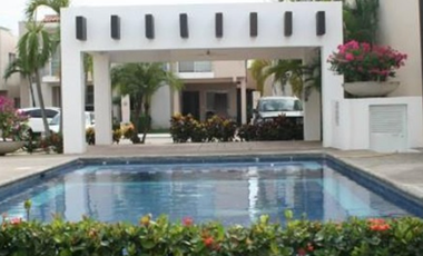 HERMOSA CASA EN FRACCIONAMIENTO MUY CERCA DEL AEROPUERTO, CENTROS COMERCIALES, Y VÍAS DE COMUNICACIÓN