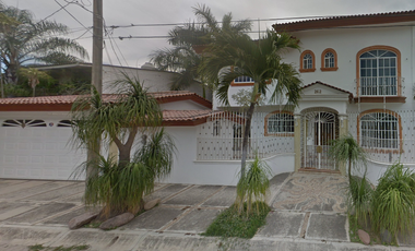 MUY AMPLIA CASA EN VALLARTA CERCA DE LA PLAYA DE TULES