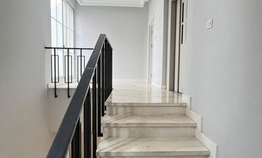 Disewakan Tahunan Rumah Baru Siap Huni di South Grove, Lebak Bulus