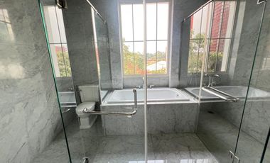 Disewakan Tahunan Rumah Baru Siap Huni di South Grove, Lebak Bulus
