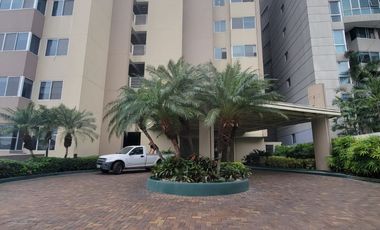 En alquiler exclusivo departamento planta baja ubicado en la urbanización Tenis Club, Edificio Río Porto.