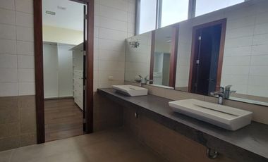 En alquiler exclusivo departamento planta baja ubicado en la urbanización Tenis Club, Edificio Río Porto.