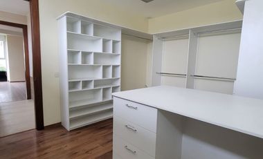 En alquiler exclusivo departamento planta baja ubicado en la urbanización Tenis Club, Edificio Río Porto.