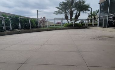 En alquiler exclusivo departamento planta baja ubicado en la urbanización Tenis Club, Edificio Río Porto.