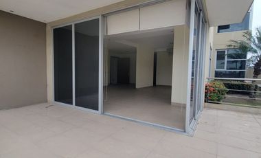 En alquiler exclusivo departamento planta baja ubicado en la urbanización Tenis Club, Edificio Río Porto.