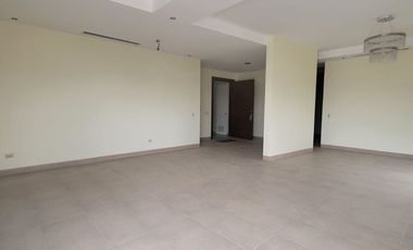 En alquiler exclusivo departamento planta baja ubicado en la urbanización Tenis Club, Edificio Río Porto.