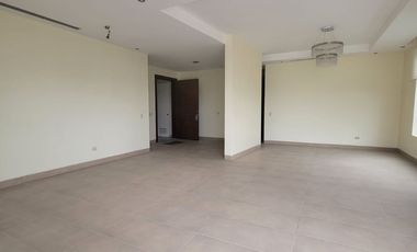 En alquiler exclusivo departamento planta baja ubicado en la urbanización Tenis Club, Edificio Río Porto.
