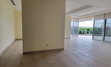 En alquiler exclusivo departamento planta baja ubicado en la urbanización Tenis Club, Edificio Río Porto.
