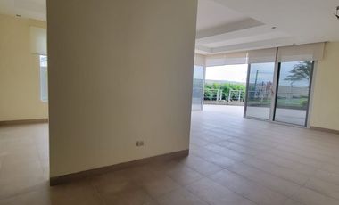 En alquiler exclusivo departamento planta baja ubicado en la urbanización Tenis Club, Edificio Río Porto.