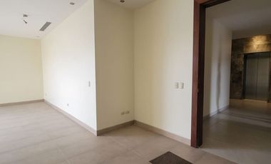 En alquiler exclusivo departamento planta baja ubicado en la urbanización Tenis Club, Edificio Río Porto.