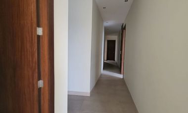 En alquiler exclusivo departamento planta baja ubicado en la urbanización Tenis Club, Edificio Río Porto.