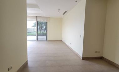 En alquiler exclusivo departamento planta baja ubicado en la urbanización Tenis Club, Edificio Río Porto.