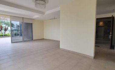 En alquiler exclusivo departamento planta baja ubicado en la urbanización Tenis Club, Edificio Río Porto.