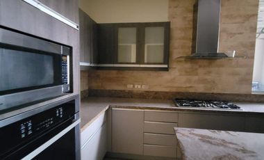 En alquiler exclusivo departamento planta baja ubicado en la urbanización Tenis Club, Edificio Río Porto.