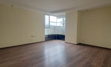 En alquiler exclusivo departamento planta baja ubicado en la urbanización Tenis Club, Edificio Río Porto.