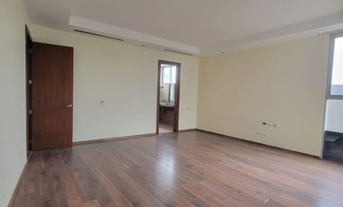 En alquiler exclusivo departamento planta baja ubicado en la urbanización Tenis Club, Edificio Río Porto.