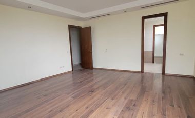 En alquiler exclusivo departamento planta baja ubicado en la urbanización Tenis Club, Edificio Río Porto.
