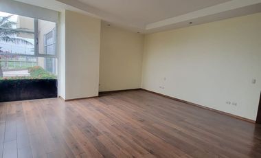 En alquiler exclusivo departamento planta baja ubicado en la urbanización Tenis Club, Edificio Río Porto.