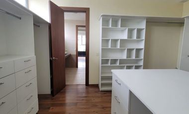 En alquiler exclusivo departamento planta baja ubicado en la urbanización Tenis Club, Edificio Río Porto.