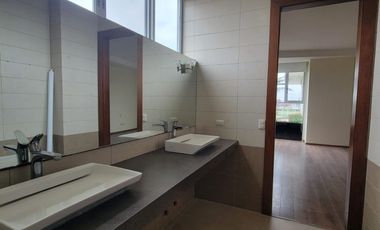 En alquiler exclusivo departamento planta baja ubicado en la urbanización Tenis Club, Edificio Río Porto.