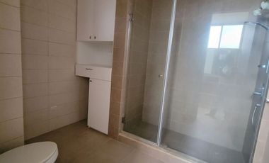 En alquiler exclusivo departamento planta baja ubicado en la urbanización Tenis Club, Edificio Río Porto.