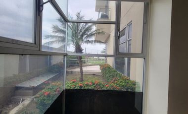 En alquiler exclusivo departamento planta baja ubicado en la urbanización Tenis Club, Edificio Río Porto.