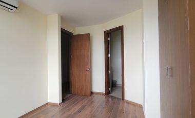 En alquiler exclusivo departamento planta baja ubicado en la urbanización Tenis Club, Edificio Río Porto.