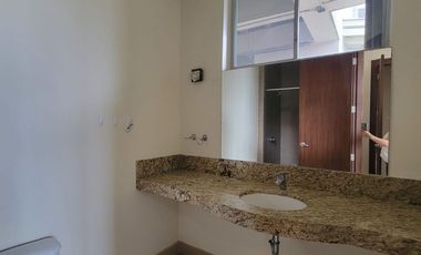 En alquiler exclusivo departamento planta baja ubicado en la urbanización Tenis Club, Edificio Río Porto.