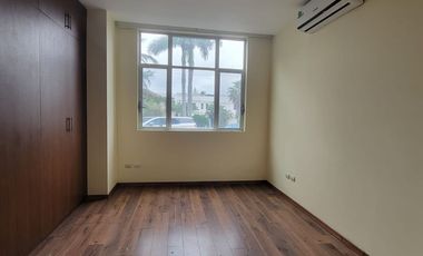 En alquiler exclusivo departamento planta baja ubicado en la urbanización Tenis Club, Edificio Río Porto.