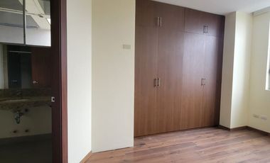 En alquiler exclusivo departamento planta baja ubicado en la urbanización Tenis Club, Edificio Río Porto.