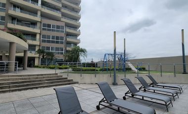 En alquiler exclusivo departamento planta baja ubicado en la urbanización Tenis Club, Edificio Río Porto.