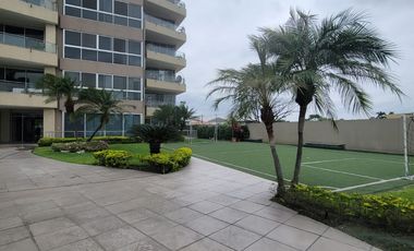 En alquiler exclusivo departamento planta baja ubicado en la urbanización Tenis Club, Edificio Río Porto.