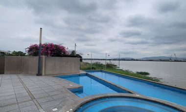 En alquiler exclusivo departamento planta baja ubicado en la urbanización Tenis Club, Edificio Río Porto.