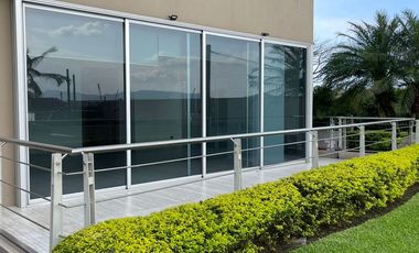 En alquiler exclusivo departamento planta baja ubicado en la urbanización Tenis Club, Edificio Río Porto.