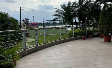 En alquiler exclusivo departamento planta baja ubicado en la urbanización Tenis Club, Edificio Río Porto.