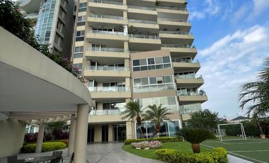 En alquiler exclusivo departamento planta baja ubicado en la urbanización Tenis Club, Edificio Río Porto.