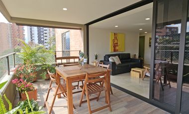 Apartamento de 3 alcobas más servicio en venta. Medellín - El Poblado - Lalinde