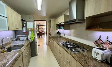 Apartamento de 3 alcobas más servicio en venta. Medellín - El Poblado - Lalinde