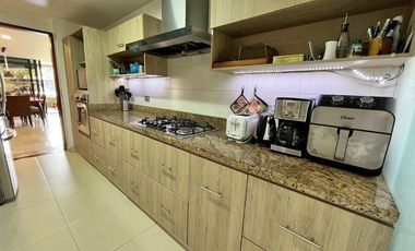 Apartamento de 3 alcobas más servicio en venta. Medellín - El Poblado - Lalinde