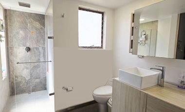 Apartamento de 3 alcobas más servicio en venta. Medellín - El Poblado - Lalinde