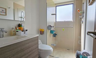 Apartamento de 3 alcobas más servicio en venta. Medellín - El Poblado - Lalinde