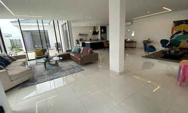 EN VENTA CASA  DE UNA PLANTA ESQUINERA URB PORTON DEL RIO
